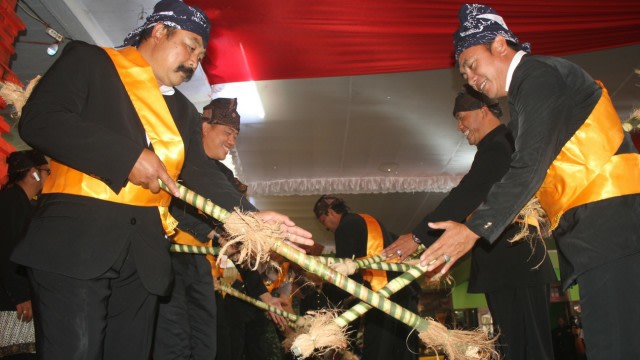 Hari Ini Suku Tengger Brang Kulon Rayakan Karo