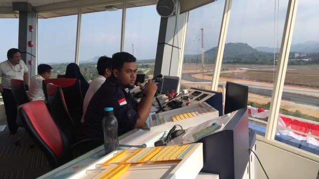 Ruang Air Traffic Controller Airnav Indonesia Cabang Pangkalpinang. Foto: Elsa Toruan/kumparan