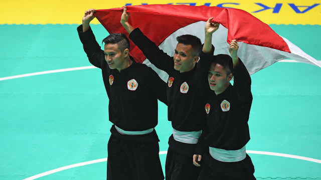 Tim Putra Indonesia rebut emas di nomor seni beregu. (Foto: ANTARA FOTO/INASGOC/Melvinas Priananda)