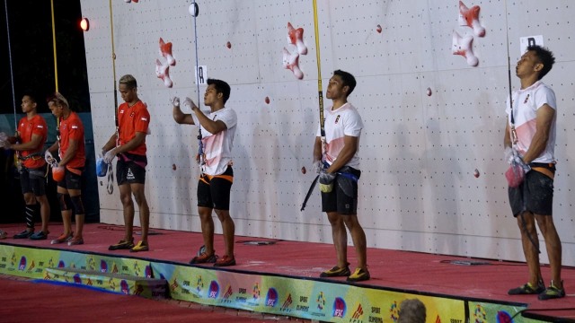 Atlet panjat tebing putra Indonesia pada laga final nomor speed relay putra di Jakabaring Sport City,  Palembang,  Sumatera Selatan,  Senin (27/8/18). (Foto: Fanny Kusumawardhani/kumparan)