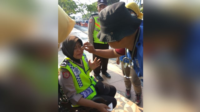 Polsek Bubutan Surabaya, Bripda Agis Dwi Andrian terkena serangan  saat bertugas mengamankan area demonstran di kawasan Tugu Pahlawan, Surabaya, Selasa (28/8/2018). (Foto: Phaksy Sukowat/kumparan)