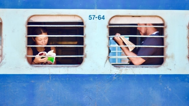 Baca buku adalah salah satu aktivitas yang bisa dilakukan tanpa smartphone. (Foto: Rathish Gandhi/unsplash)