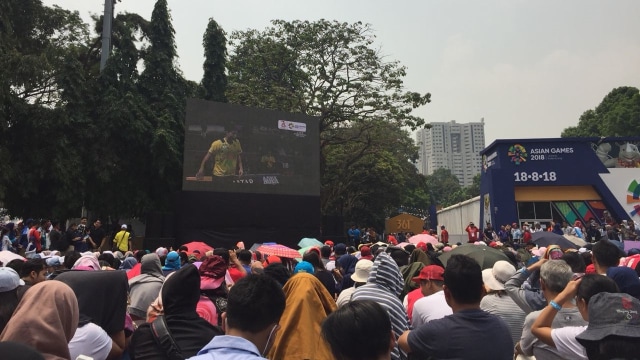 Suasana nonton bareng pertandingan bulu tangkis tunggal putra di area GBK. (Foto: Yuana Fatwalloh/kumparan)