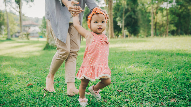 Ilustrasi bayi belajar berjalan sebelum merangkak (Foto: Shutter stock)