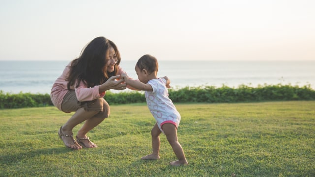 Ilustrasi bayi prematur belajar berjalan. Foto: Shutter stock