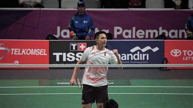 Atlet bulutangkis Indonesia, Christie J. saat melawan Chou Tienchen pada laga final tunggal putra di Asian games 2018 di Jakarta (28/08/2018). (Foto: Aditia Noviansyah/kumparan)