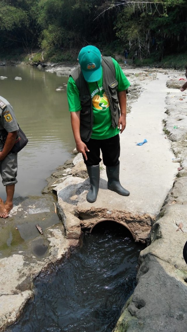 Pipa yang mengeluarkan cairan hitam di Sungai Cileungsi. (Foto: Dok. Ketua Komunitas Peduli Sungai Cileungsi-Cikeas, Puarman)
