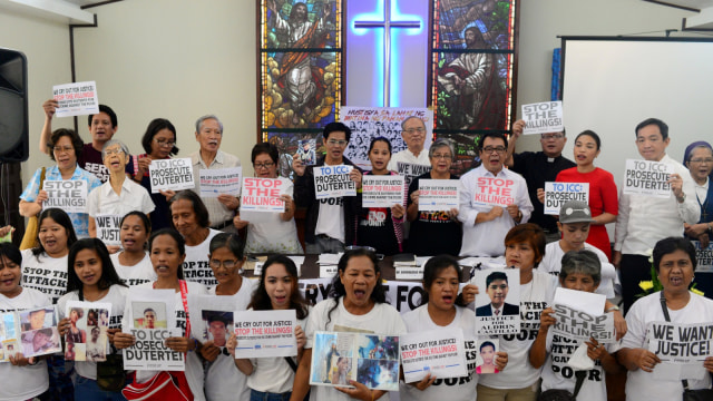 Keluarga korban perang narkoba oleh Presiden Rodrigo Duterte di kota Quezon, Metro Manila di Filipina (Foto: Reuters/Eloisa Lopez)