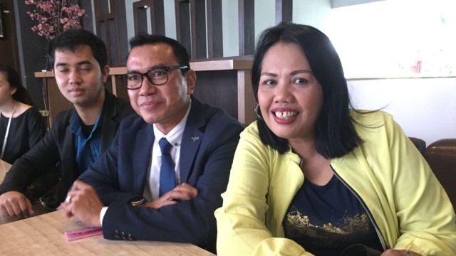 Ely Sugigi dan kuasa hukum (Foto: Regina Kunthi Rosary/kumparan)