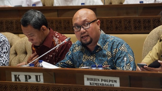 Komisioner KPU Ilham Saputra (kanan). (Foto: Iqbal Firdaus/kumparan)