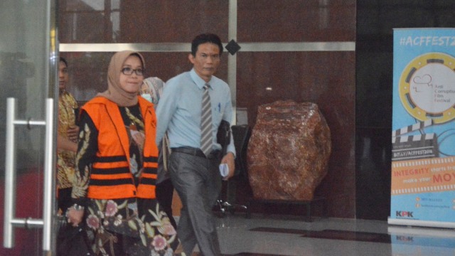 Wakil Ketua Komisi VII DPR nonaktif, Eni Maulani Saragih sebagai tersangka kasus dugaan suap pembangunan proyek PLTU Riau-1, usai menjalani pemeriksaan oleh penyidik di KPK, Jakarta, Selasa (28/08/2018). (Foto: Nadia K. Putri)