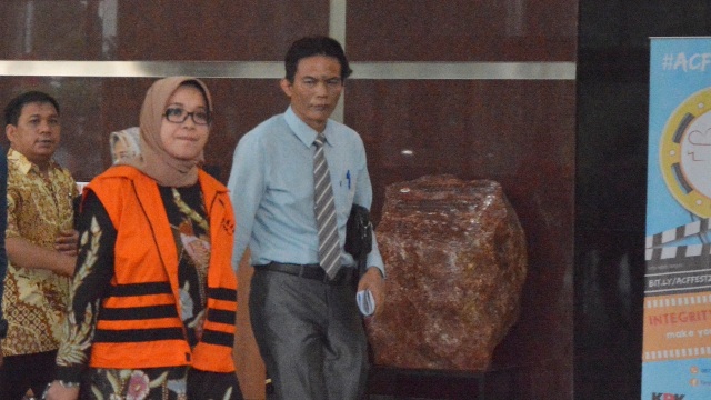Wakil Ketua Komisi VII DPR nonaktif, Eni Maulani Saragih sebagai tersangka kasus dugaan suap pembangunan proyek PLTU Riau-1, usai menjalani pemeriksaan oleh penyidik di KPK, Jakarta, Selasa (28/08/2018). (Foto: Nadia K. Putri)