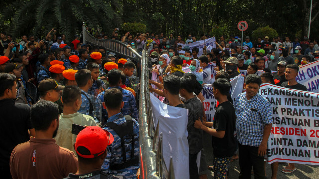 Sekelompok orang mengadang mobil yang membawa Neno Warisman di Bandara Sultan Syarif Kasim II, Pekanbaru, Riau. (Foto: ANTARA FOTO/Rony Muharrman)
