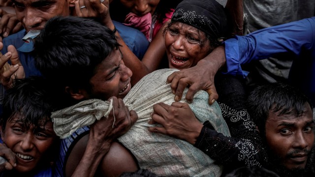 Pengungsi Rohingya berebut bantuan di sebuah kamp di Cox's Bazar, Bangladesh. (Foto: REUTERS/Cathal McNaughton/)