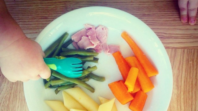 Ilustrasi Bayi Makan dengan Garpu (Foto: Pixabay)