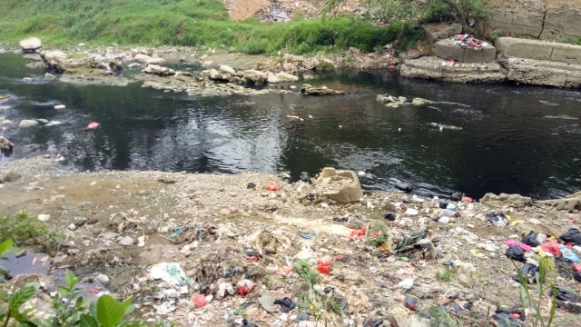 Aliran Sungai Cileungsi di Cikuda, Gunung Putri, Bogor, berwana hitam pekat. (Foto: Maulana Ramadhan/kumparan)