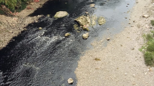 Aliran Sungai Cileungsi di Cikuda, Gunung Putri, Bogor, berwana hitam pekat. (Foto: Maulana Ramadhan/kumparan)