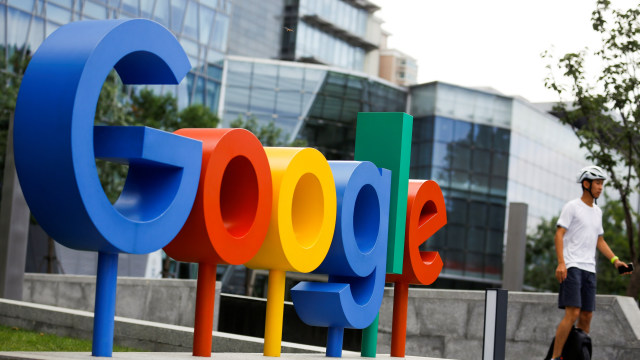 Seorang pria berolahraga di sekitar kantor Google di Beijing. (Foto: REUTERS/Thomas Peter)