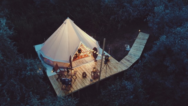Pemandangan glamping dari atas ketinggian Foto: Shutter Stock