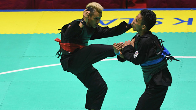 Pesilat Indonesia Hanifah Yudani Kusumah (kiri). (Foto:  ANTARA FOTO/INASGOC/Melvinas Priananda)