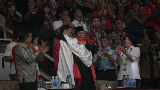 Momen Jokowi dan Prabowo berpelukan dengan atlet Pencak Silat di Asian Games 2018 (Foto: Aditia Noviansyah/kumparan)