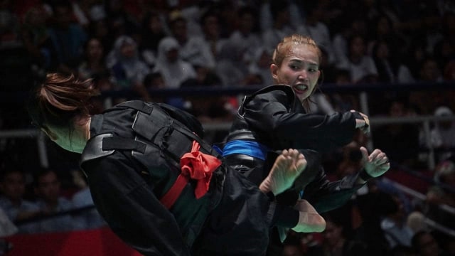 Pertandingan final pencak silat antara Thi Them Tran dari Vietnam (merah) melawan Wewey Wita (biru) dari Indonesia. (Foto: Aditia Noviansyah/kumparan)