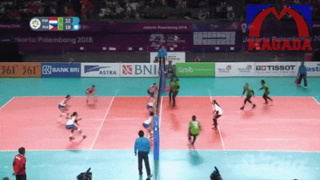Spike tajam kembali dilakukan Aprilia menggunakan tangan berotot kekarnya (Foto: YouTube/Maniac Volleyball)