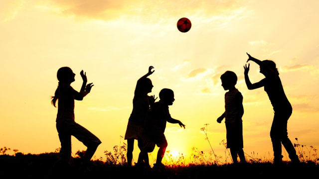 Ilustrasi anak bermain voli. (Foto: Shutter stock)