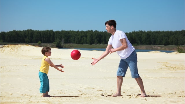 menstimulasi balita main voli, dengan cara main lempar-tangkap. (Foto: Shutter stock)