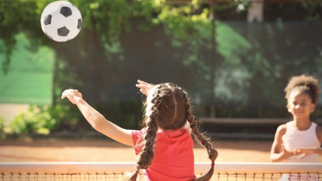 Ilustrasi balita main voli. (Foto: Shutter stock)