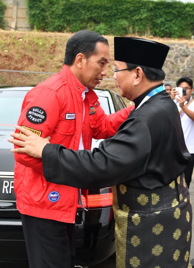 Pertemuan Jokowi dan Prabowo dalam laga final pencak silat Asian Games 2018, Rabu (29/8/18). (Foto: Biro Pers Setpres)