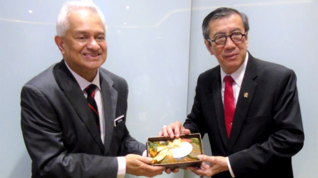 Menkumham Yasonna Hamonangan Laoly bersama Jaksa Agung Malaysia H.E Tommy Thomas di Malaysia, Rabu (29/8).
 (Foto: Dok. Media Center Kementerian Hukum dan HAM)