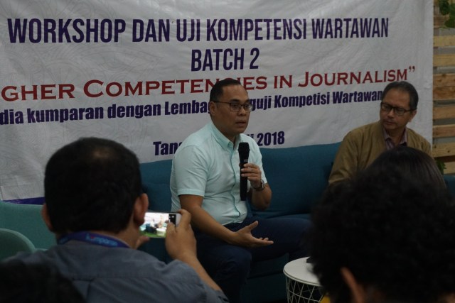 Hikmahanto Juwana memberikan pengarahan di perhelatan uji kompetensi wartawan kumparan (Foto: istimewa)