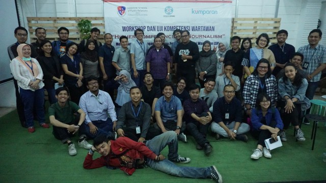 Redaksi kumparan bersama LSPR dan para penguji kompetensi wartawan (Foto: istimewa)