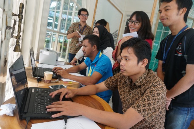 Suasana pengumpulan lembar penilaian uji kompetensi wartawan kumparan. (Foto: istimewa)