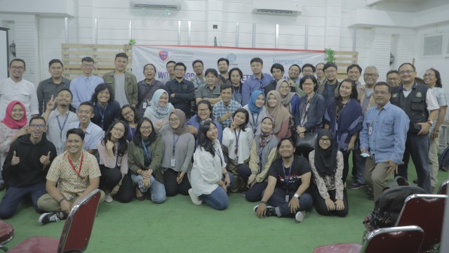 Redaksi kumparan bersama LSPR dan para penguji kompetensi wartawan (Foto: istimewa)