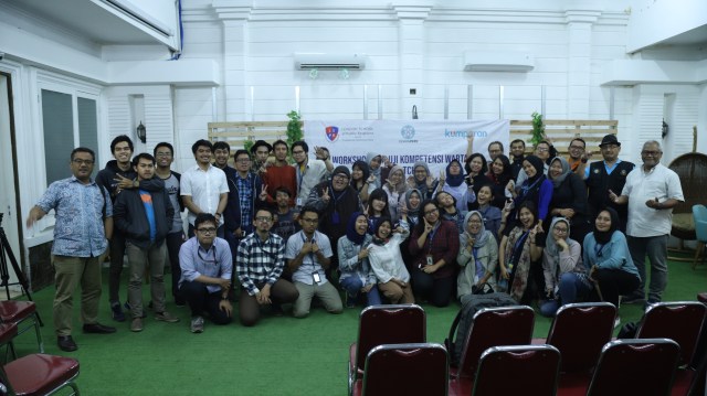 Redaksi kumparan bersama LSPR dan para penguji kompetensi wartawan (Foto: istimewa)