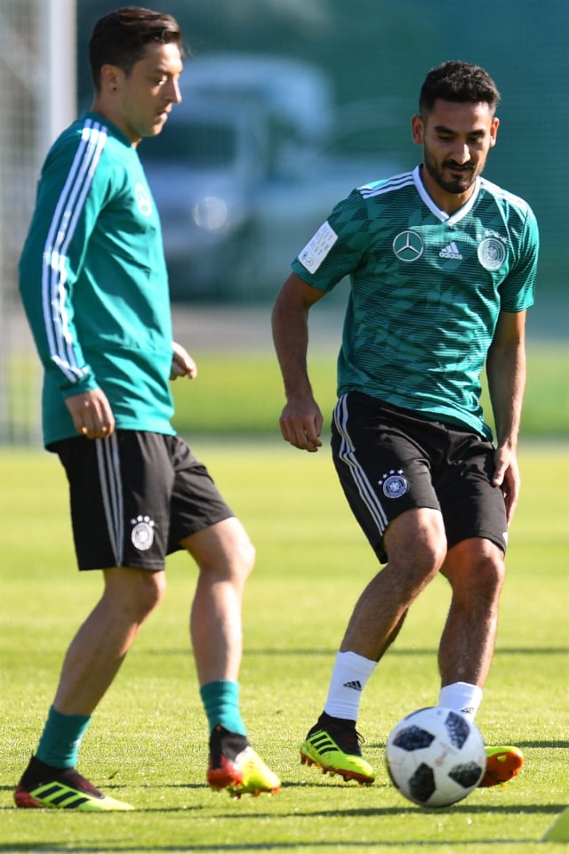 Mesut Oezil dan Ilkay Guendogan dalam sesi latihan Timnas Jerman. (Foto: AFP/Patrik Stollarz)