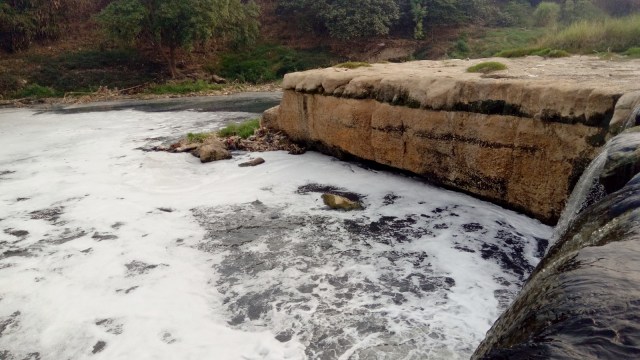 Kondisi Sungai Cileungsi yang berbatasan dengan Villa Nusa Indah 5, Bogor, berwarna hitam pekat dan berbau tidak sedap (29/08/2018) (Foto: Maulana Ramadhan/kumparan)