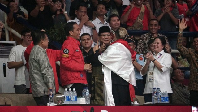 Momen Jokowi dan Prabowo berpelukan dengan atlet Pencak Silat di Asian Games 2018 (Foto: Aditia Noviansyah/kumparan)