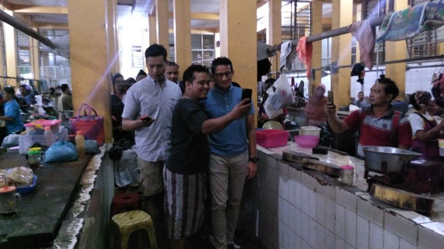 Calon Wakil Presiden 2019 Sandiaga Uno mengunjungi Pasar Beringharjo, Yogyakarta, Kamis (30/8/2018). (Foto: Arfiansyah Panji Purnandaru/kumparan)