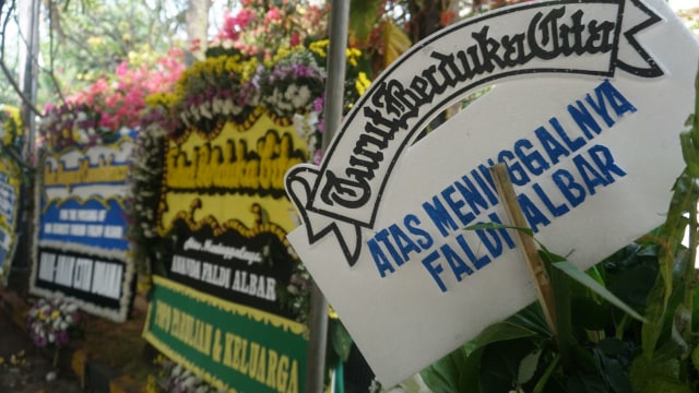 Karangan bunga di depan rumah duka meninggalnya Faldy Albar, putra ke-3 dari Achmad Albar di Cinere, Depok, Kamis (30/8). (Foto: Jamal Ramadhan/kumparan)