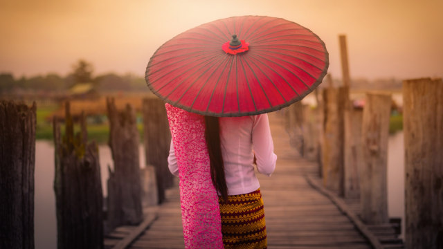 Ilustrasi wanita berpayung. (Foto: Shutter stock)