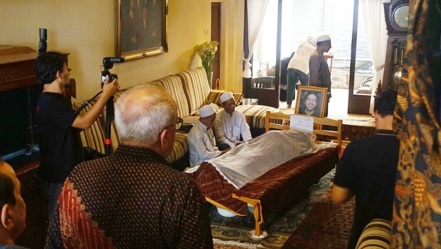 Suasana di rumah duka meninggalnya Faldi Albar, putra ke-3 dari Achmad Albar di Cinere, Depok, Kamis (30/8). (Foto: Jamal Ramadhan/kumparan)
