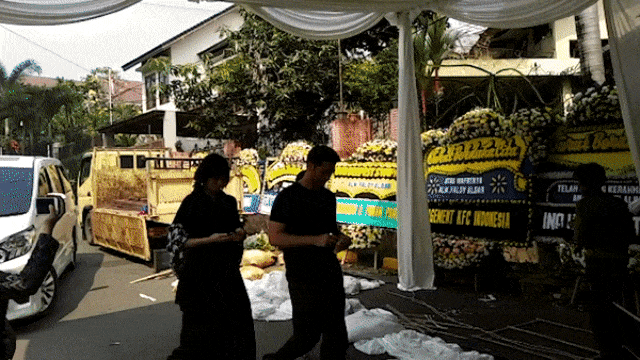 Fachri Albar dan Istri Melayat Adiknya yang Meninggal (Foto: Alexander Vito/kumparan)