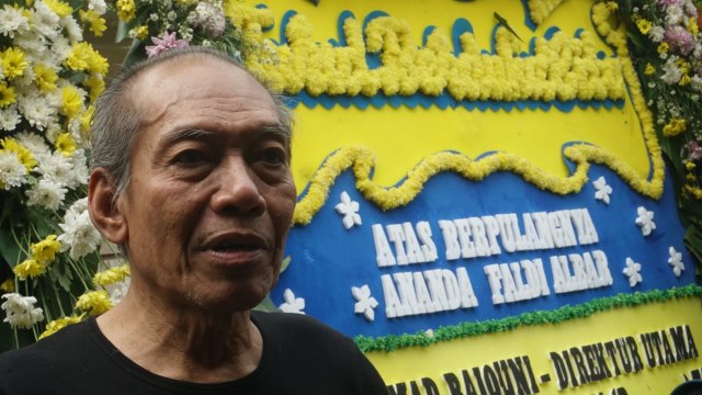 Basis Godbless, Donny Fattah di rumah duka meningglnya anak ke-3 Ahmad Albar, Faldy Albar. (Foto: Jamal Ramadhan/kumparan)