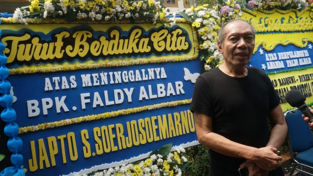 Basis Godbless, Donny Fattah di rumah duka meningglnya anak ke-3 Ahmad Albar, Faldy Albar. (Foto: Jamal Ramadhan/kumparan)