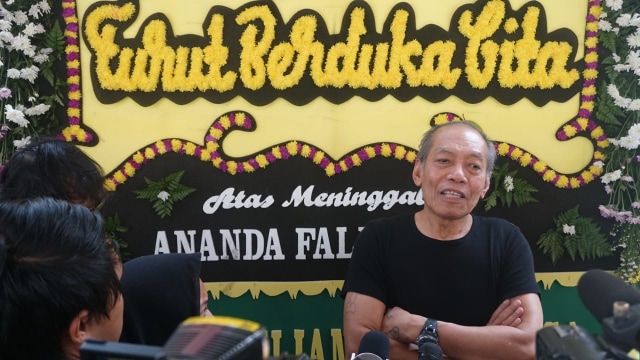 Basis Godbless, Donny Fattah di rumah duka meningglnya anak ke-3 Ahmad Albar, Faldy Albar. (Foto: Jamal Ramadhan/kumparan)