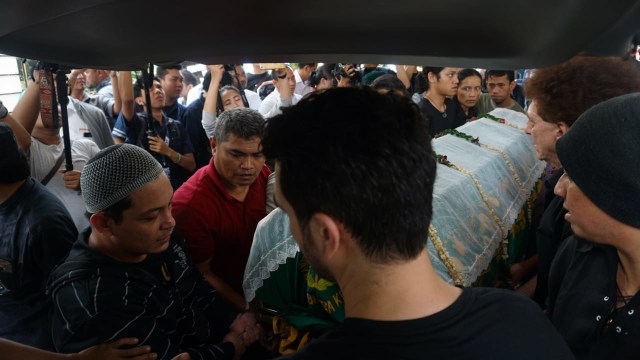 Fachri Albar dan Ahmad Albar mengantarkan Jenazah Faldi Albar menuju ke pemakaman, Kamis (30/8/18). (Foto: Jamal Ramadhan/kumparan)