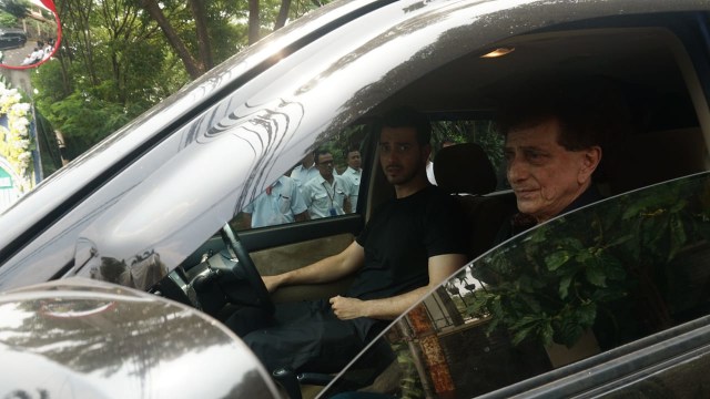 Fachri Albar dan Ahmad Albar mengantarkan Jenazah Faldi Albar menuju ke pemakaman, Kamis (30/8/18). (Foto: Jamal Ramadhan/kumparan)